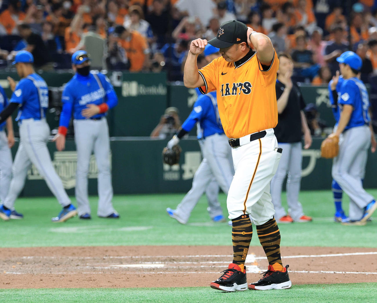 4連敗を喫しあいさつして引き揚げる巨人阿部監督（2025年6月17日撮影）
