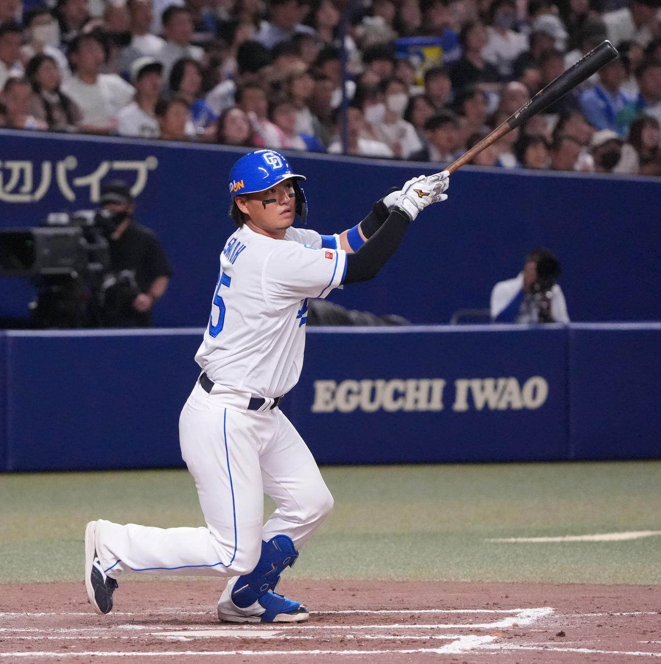 中日対オリックス　8回裏中日無死、右二塁打を放つ佐藤（撮影・森本幸一）