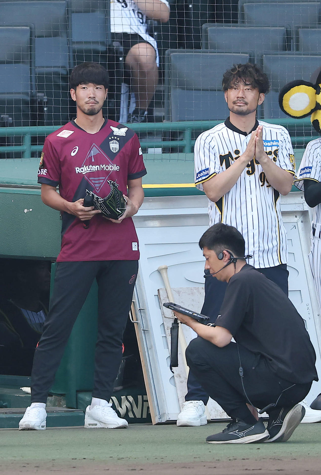 阪神対ロッテ　ファーストピッチセレモニーに登場した神戸岩波（左）と狩野氏（撮影・前田充）