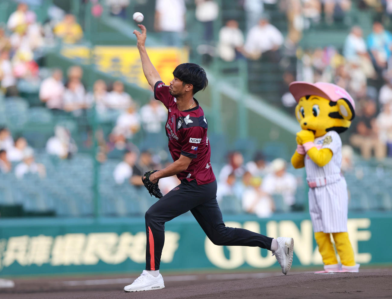 阪神対ロッテ　ファーストピッチで投球する神戸岩波（撮影・上山淳一）