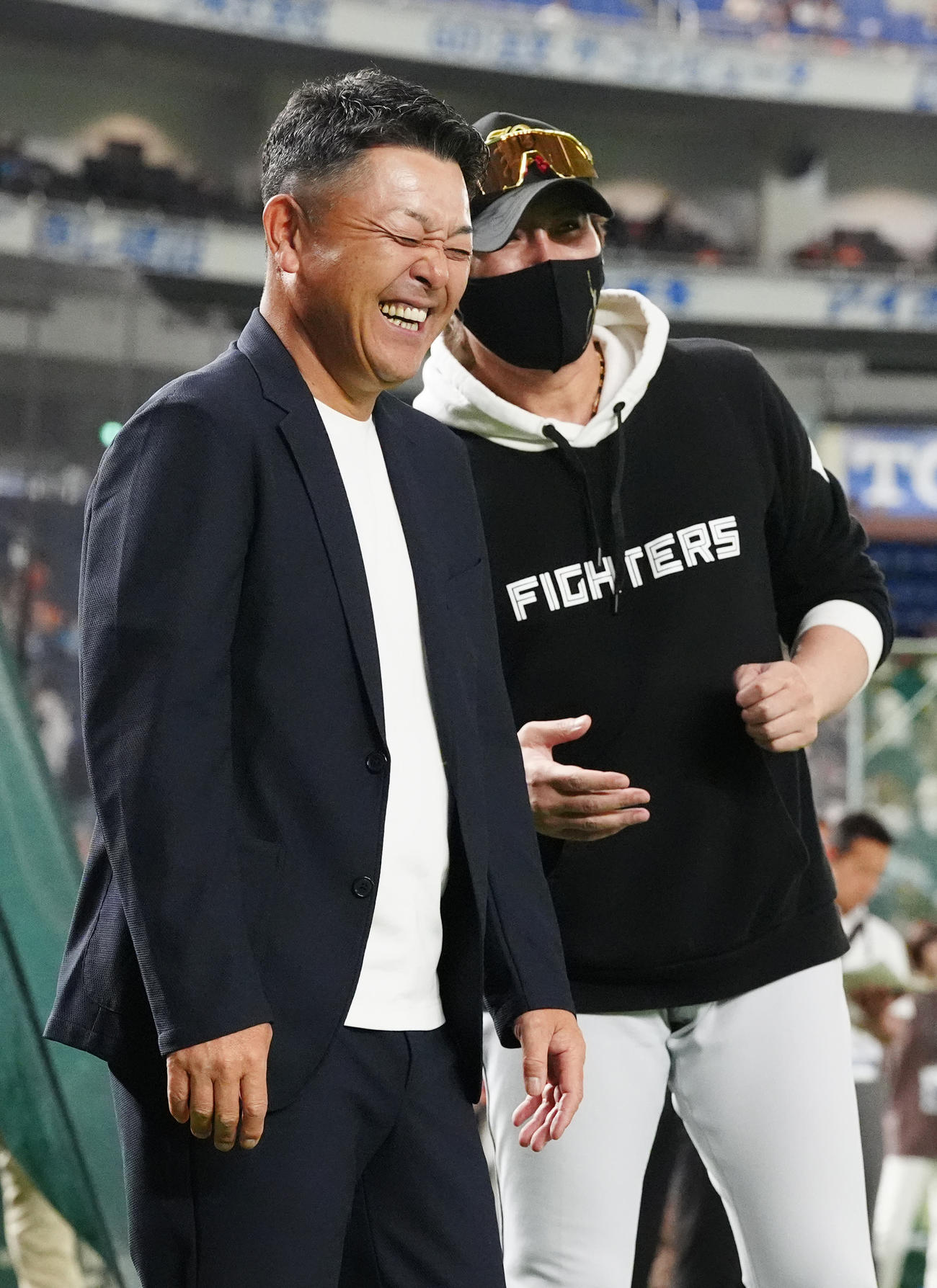 巨人対日本ハム　試合前、日本ハム新庄監督（右）と談笑する谷繁氏（撮影・江口和貴）