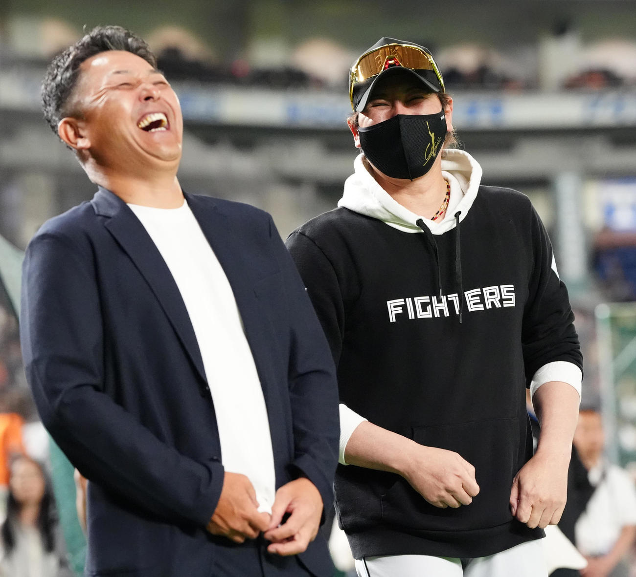 巨人対日本ハム　試合前、谷繁氏（左）と談笑する日本ハム新庄監督（撮影・江口和貴）