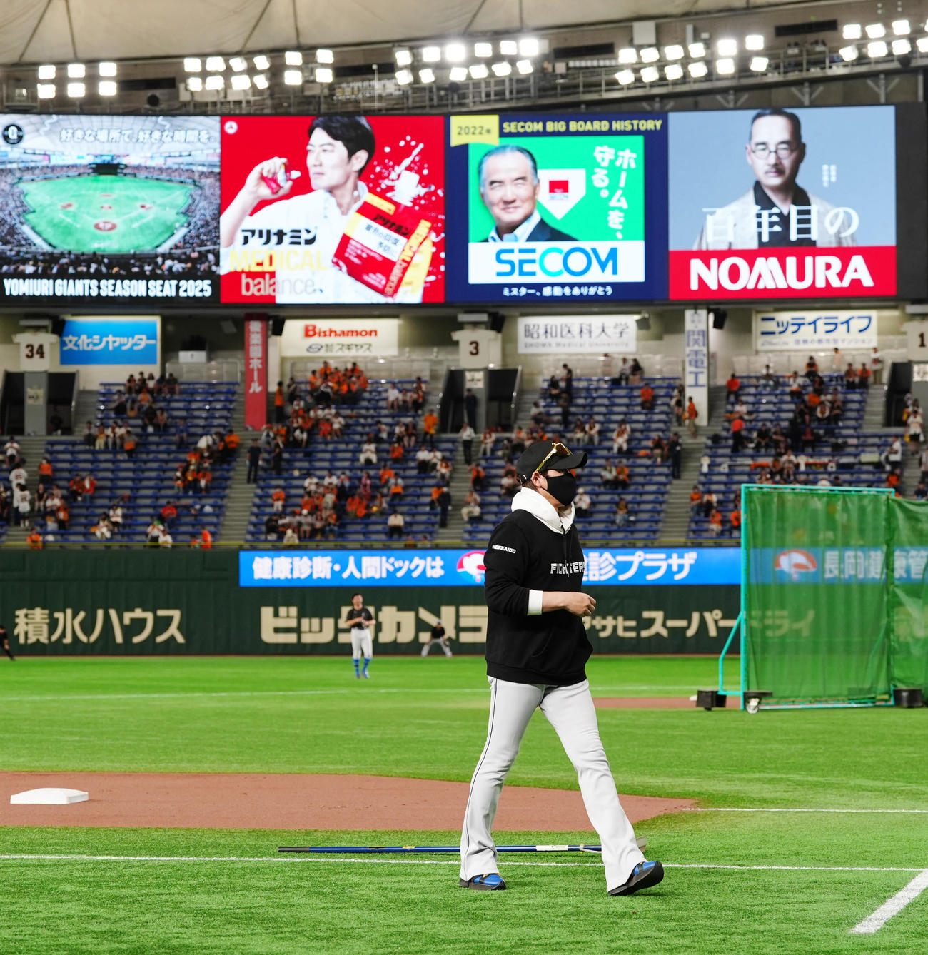 巨人対日本ハム　試合前練習を終え引き揚げる日本ハム新庄監督（撮影・江口和貴）