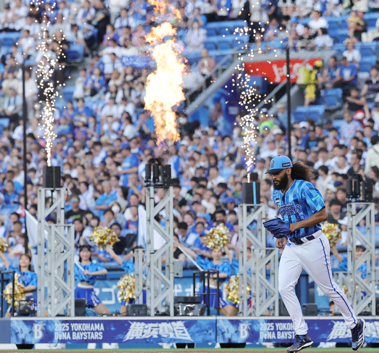 DeNA対西武　1回表のマウンドに向かうDeNA先発のジャクソン（撮影・野上伸悟）