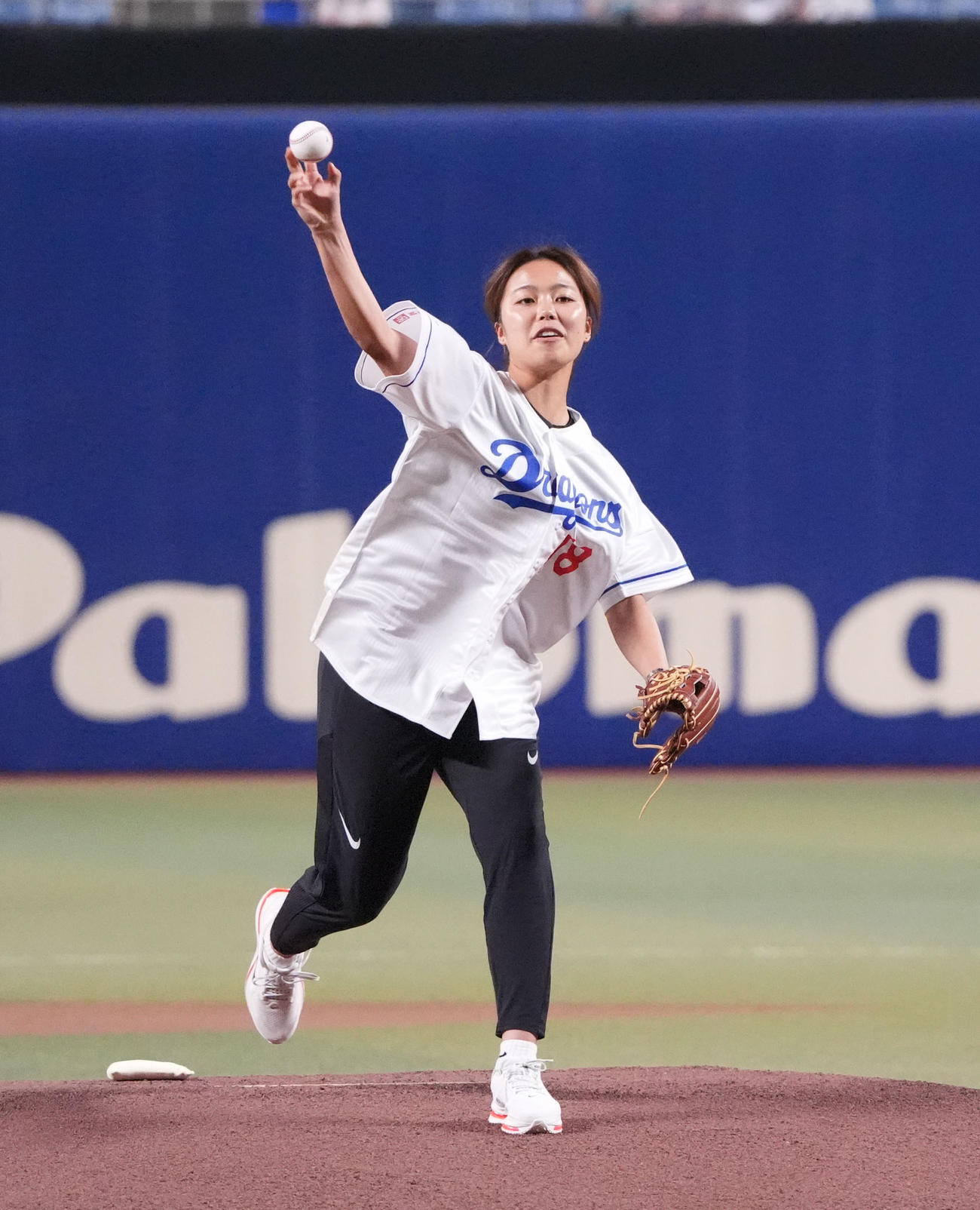 中日対オリックス　試合前、セレモニアルピッチを行う谷川萌々子（撮影・森本幸一）