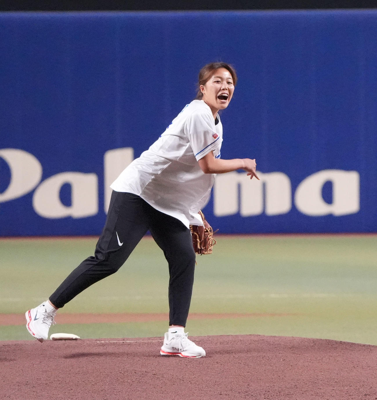 中日対オリックス　試合前、セレモニアルピッチを行う谷川萌々子（撮影・森本幸一）
