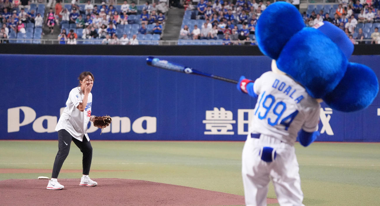 中日対オリックス　試合前、セレモニアルピッチを行う谷川萌々子（撮影・森本幸一）