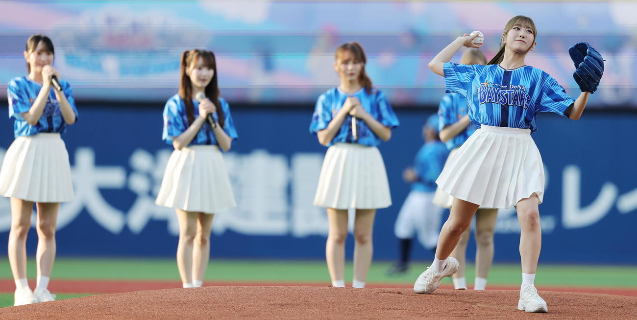 DeNA対西武　セレモニアルピッチを行う＝LOVEの瀧脇笙古光（撮影・野上伸悟）