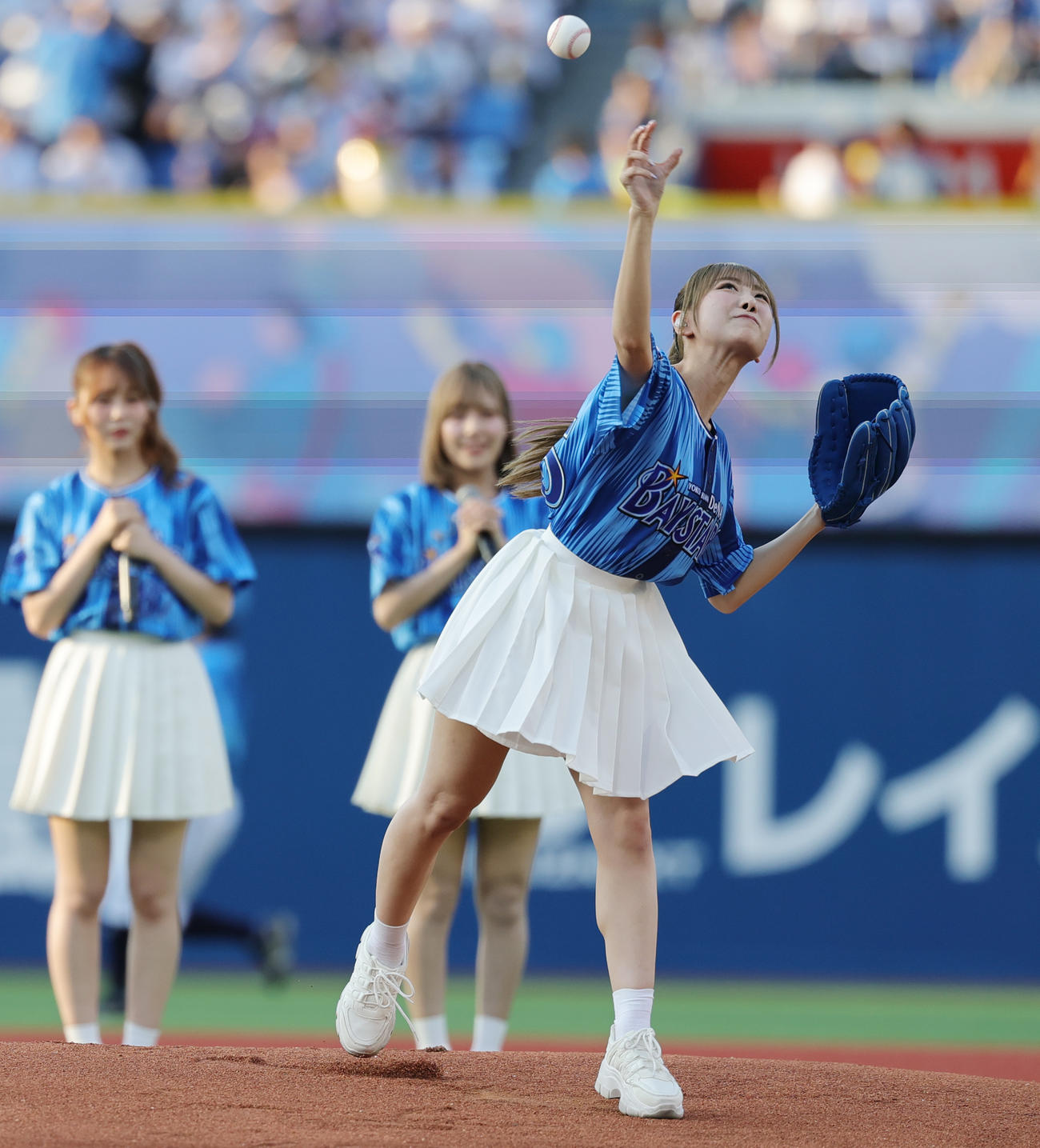 DeNA対西武　セレモニアルピッチを行う＝LOVEの瀧脇笙古光（撮影・野上伸悟）