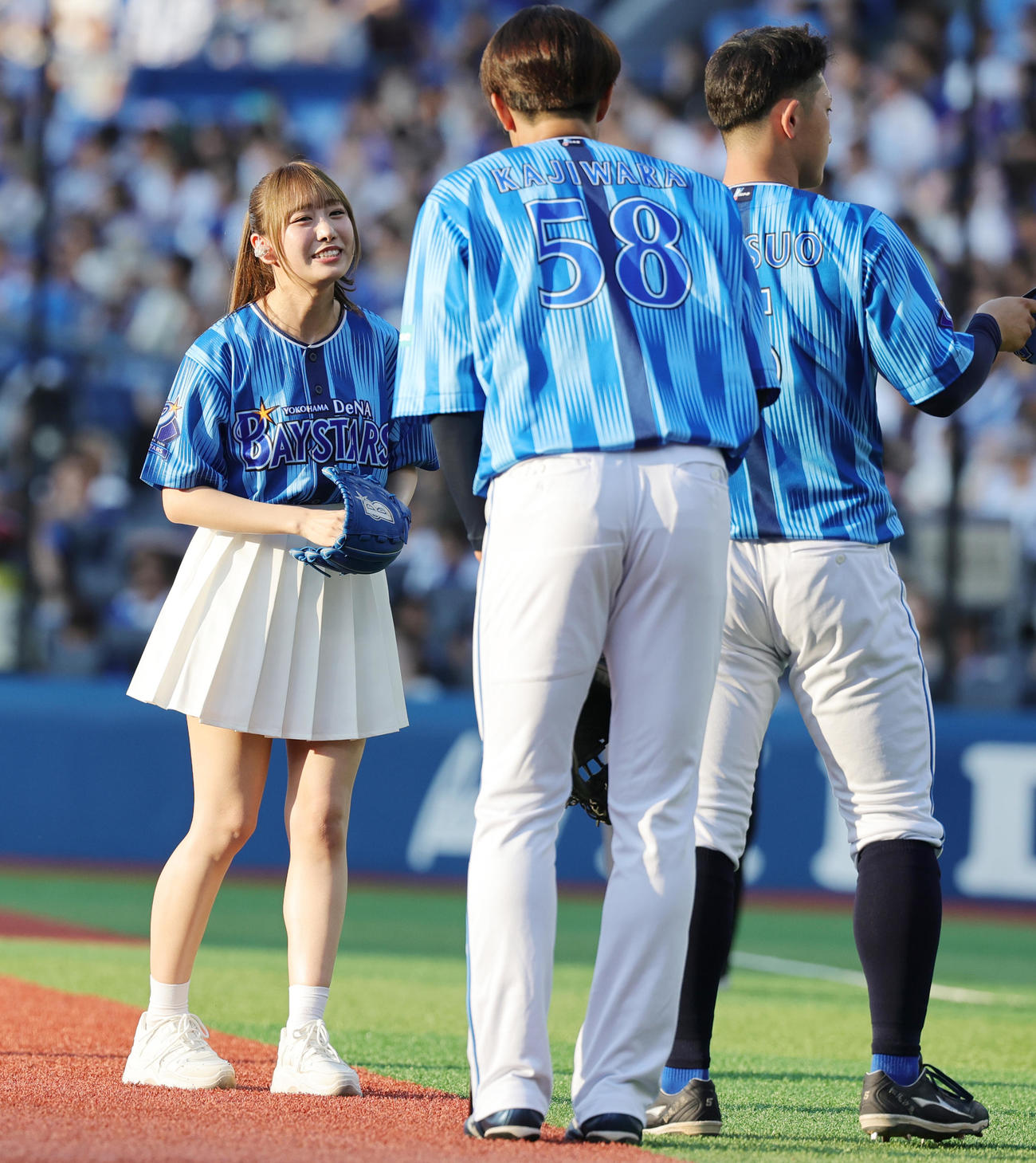 DeNA対西武　セレモニアルピッチを終え笑顔の＝LOVEの瀧脇笙古（撮影・野上伸悟）