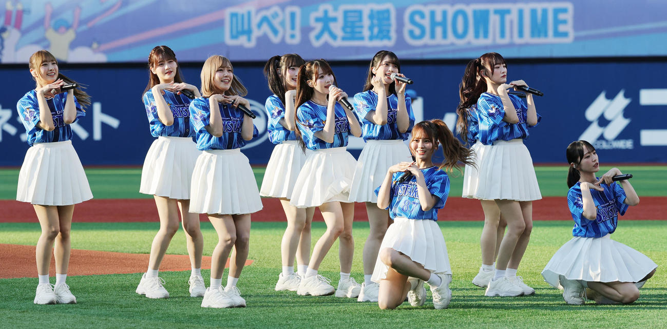 DeNA対西武　パフォーマンスを行う＝LOVE（撮影・野上伸悟）