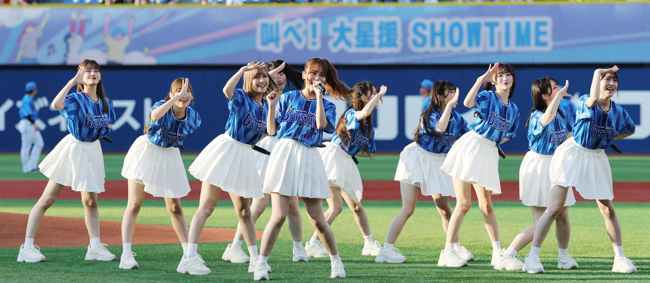 DeNA対西武　パフォーマンスを行う＝LOVE（撮影・野上伸悟）