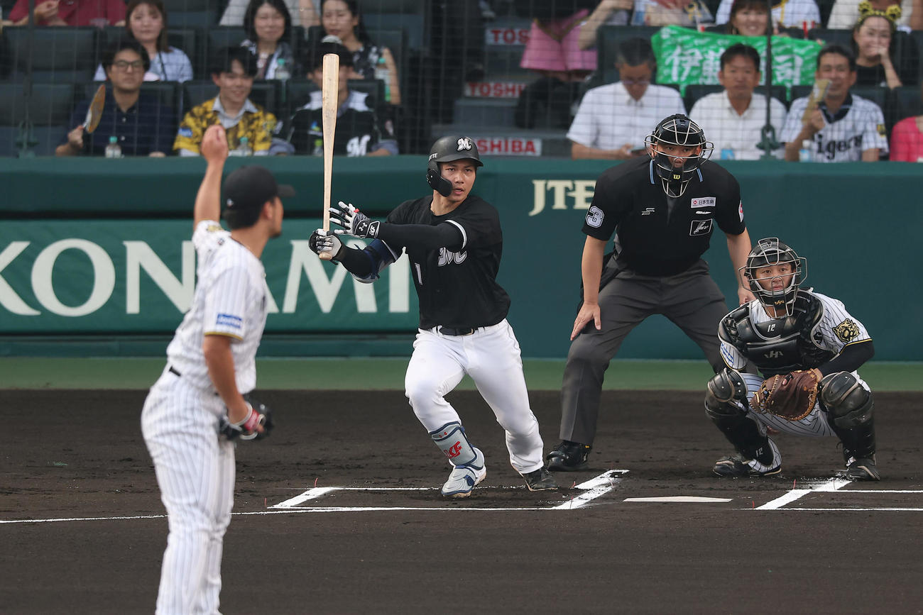 阪神対ロッテ　1回表ロッテ無死、遊撃へ内野安打を放つ藤原。投手伊藤将（撮影・前田充）