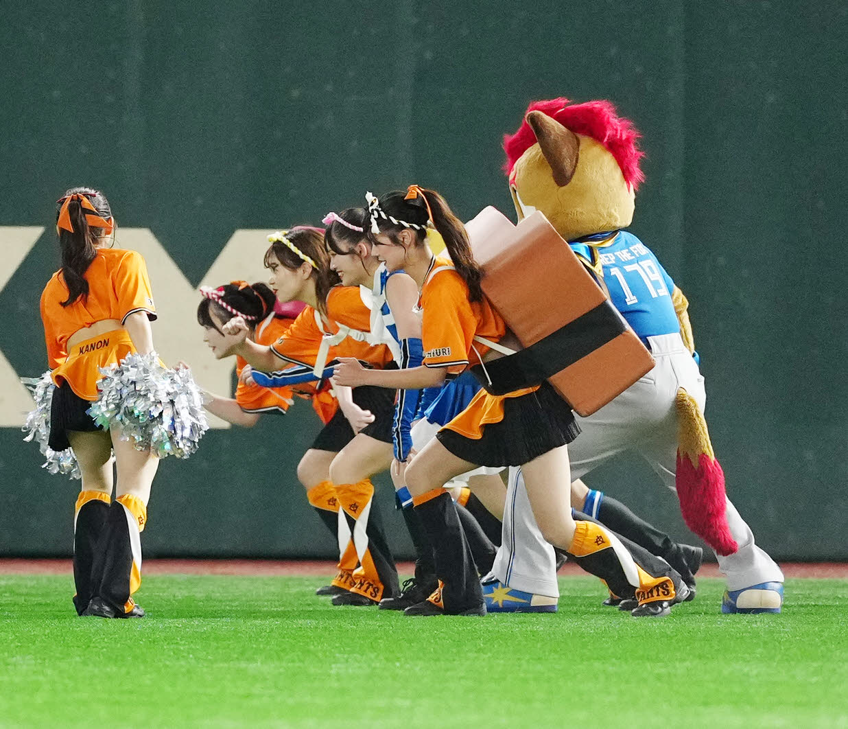 巨人対日本ハム　3回裏終了後のすしレースに臨むヴィーナスとファイターズガール（撮影・江口和貴）