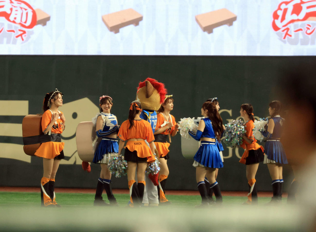 巨人対日本ハム　スタートに並ぶ巨人日本ハム両チームのチアガール（撮影・浅見桂子）