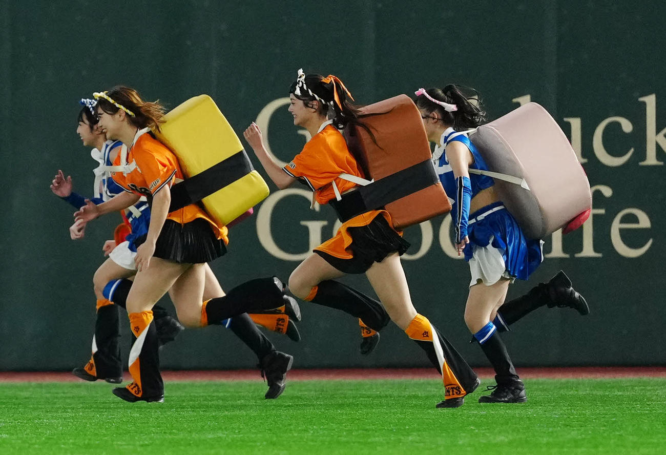 巨人対日本ハム　3回裏終了後のすしレースに臨むヴィーナスとファイターズガール（撮影・江口和貴）