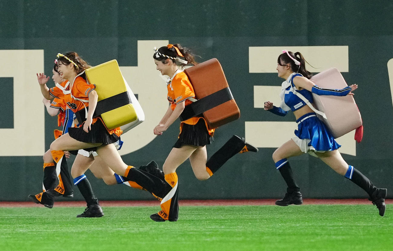 巨人対日本ハム　3回裏終了後のすしレースに臨むヴィーナスとファイターズガール（撮影・江口和貴）