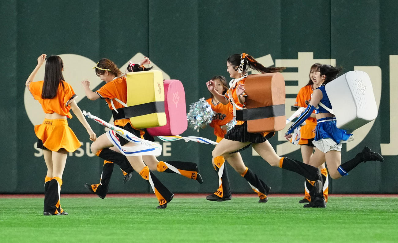 巨人対日本ハム　3回裏終了後のすしレースに臨むヴィーナスとファイターズガール（撮影・江口和貴）