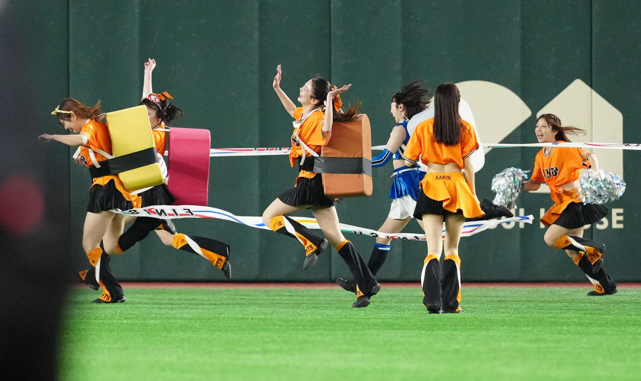 巨人対日本ハム　3回裏終了後のすしレースに臨むヴィーナスとファイターズガール（撮影・江口和貴）