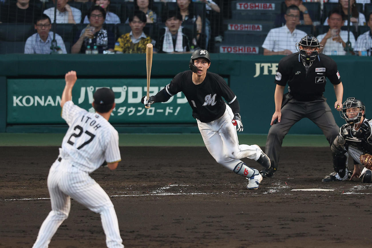 阪神対ロッテ　3回表ロッテ2死、中前打を放つ藤原。投手伊藤将（撮影・前田充）
