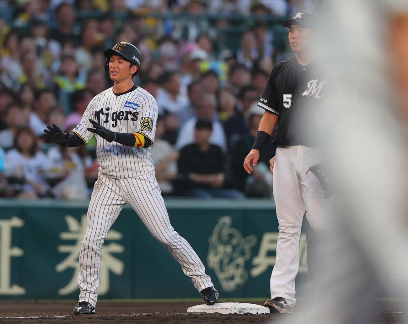 阪神対ロッテ　3回裏阪神1死二塁、打者森下の時、二走近本は三盗を決める（撮影・上山淳一）