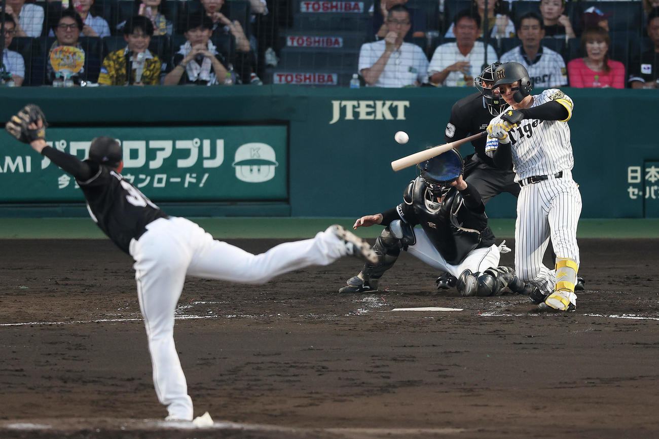 阪神対ロッテ　3回裏阪神1死三塁、先制の右前適時打を放つ森下。投手田中晴（撮影・前田充）