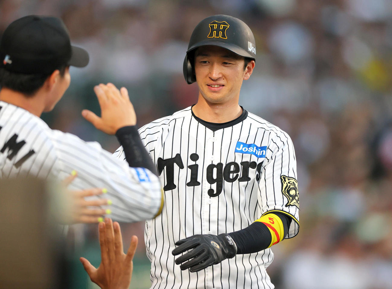 阪神対ロッテ　3回裏阪神1死三塁、三走近本（右）は森下の右前適時打で生還し仲間から出迎えられる（撮影・上山淳一）