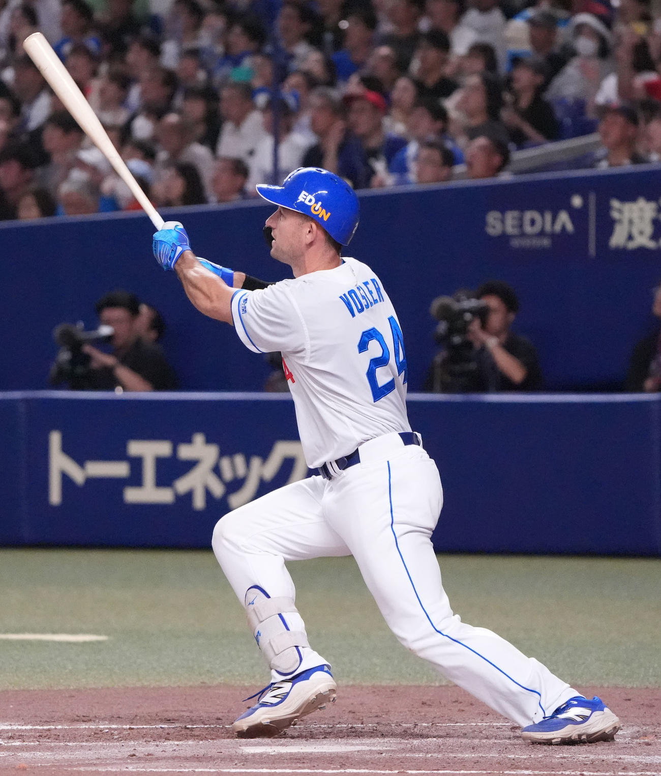 中日対オリックス　4回裏中日無死一、二塁、右中間スタンドへ3点本塁打を放つボスラー（撮影・森本幸一）