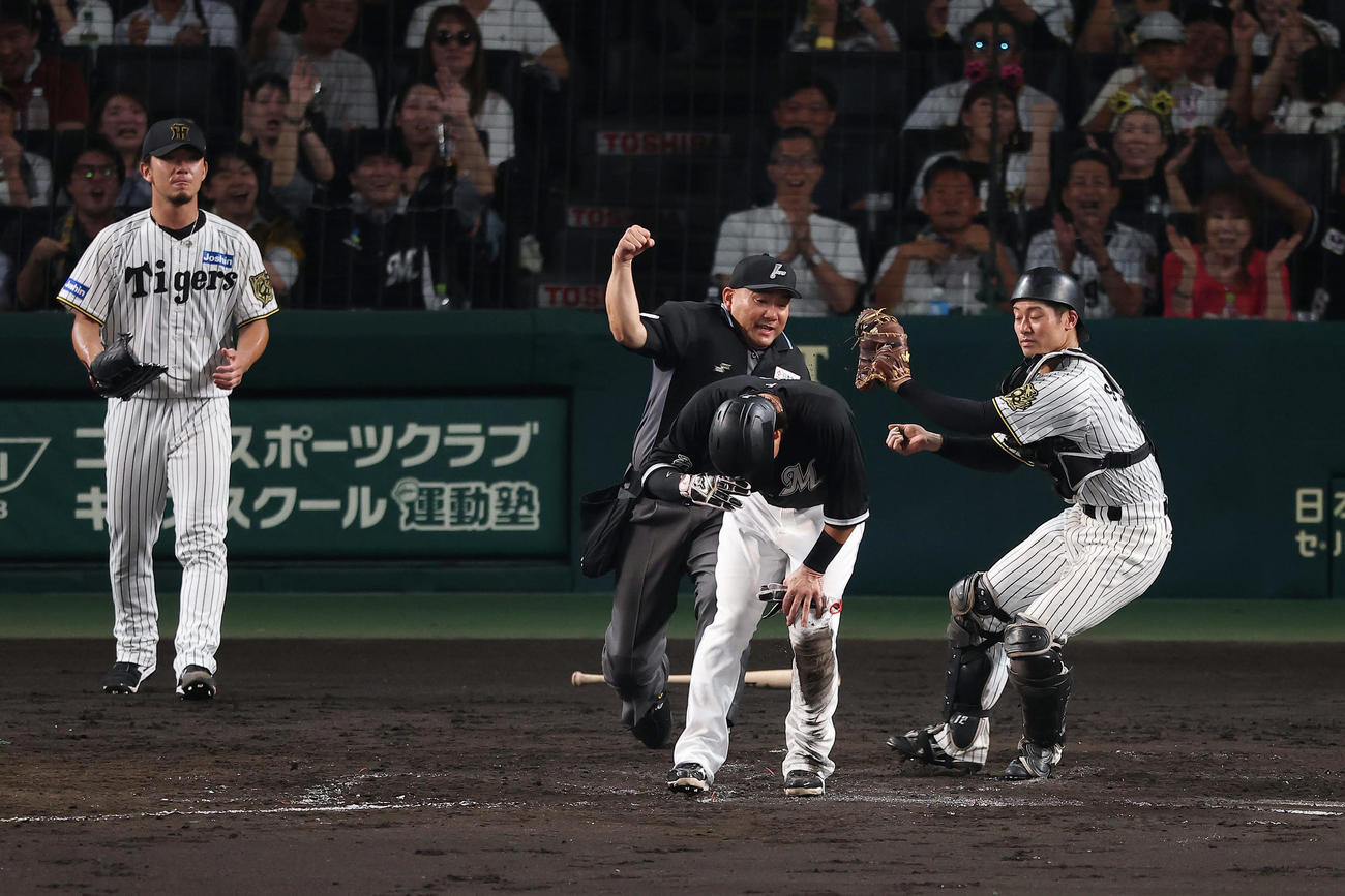 阪神対ロッテ　5回表ロッテ1死一塁、西川の二塁打で本塁を狙うも憤死した一走藤岡。捕手坂本、左は伊藤将（撮影・前田充）