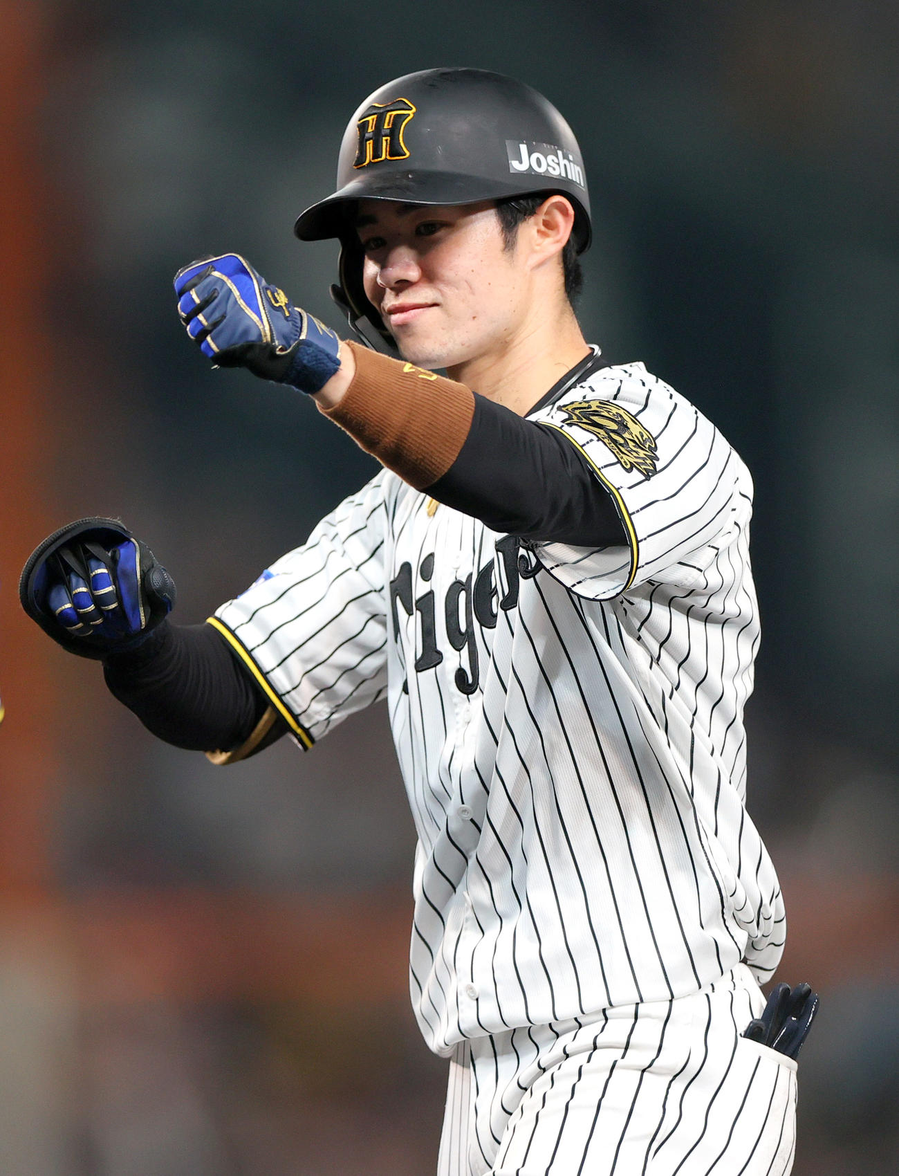 阪神対ロッテ　5回裏阪神無死三塁、中野は右前適時打を放ちポーズする（撮影・上山淳一）