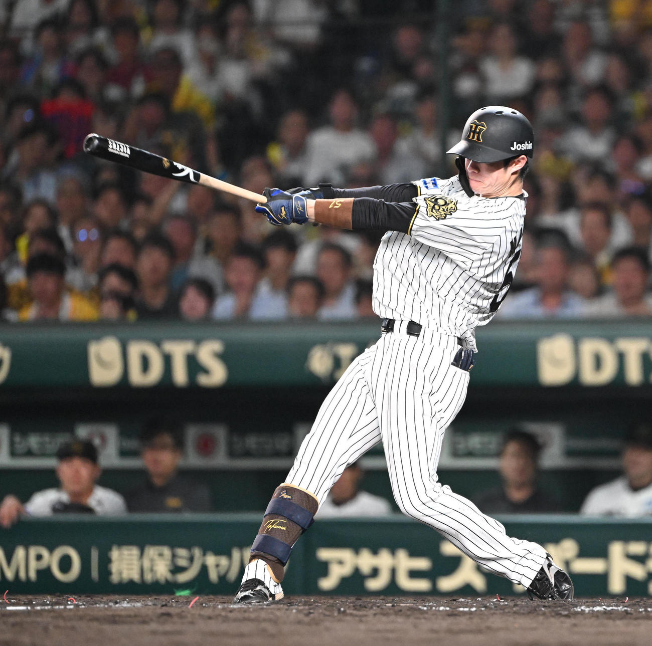 阪神対ロッテ　5回裏阪神無死三塁、右前適時打を放つ中野（撮影・和賀正仁）