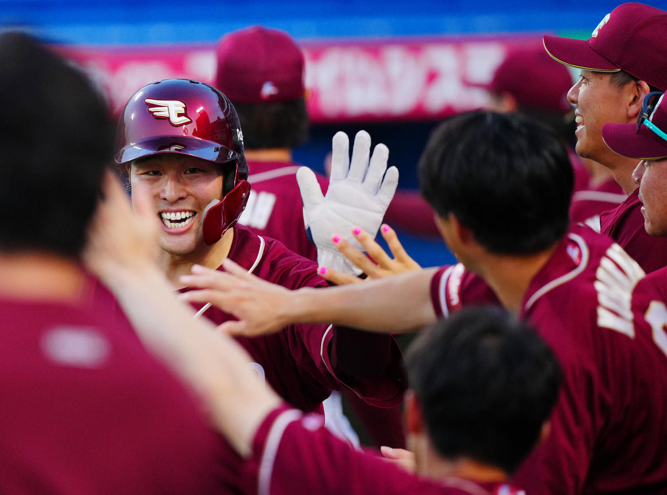 ヤクルト対楽天　3回表楽天2死一、二塁、浅村の先制適時打で生還しナインの出迎えを受ける滝中（中央）（撮影・垰建太）