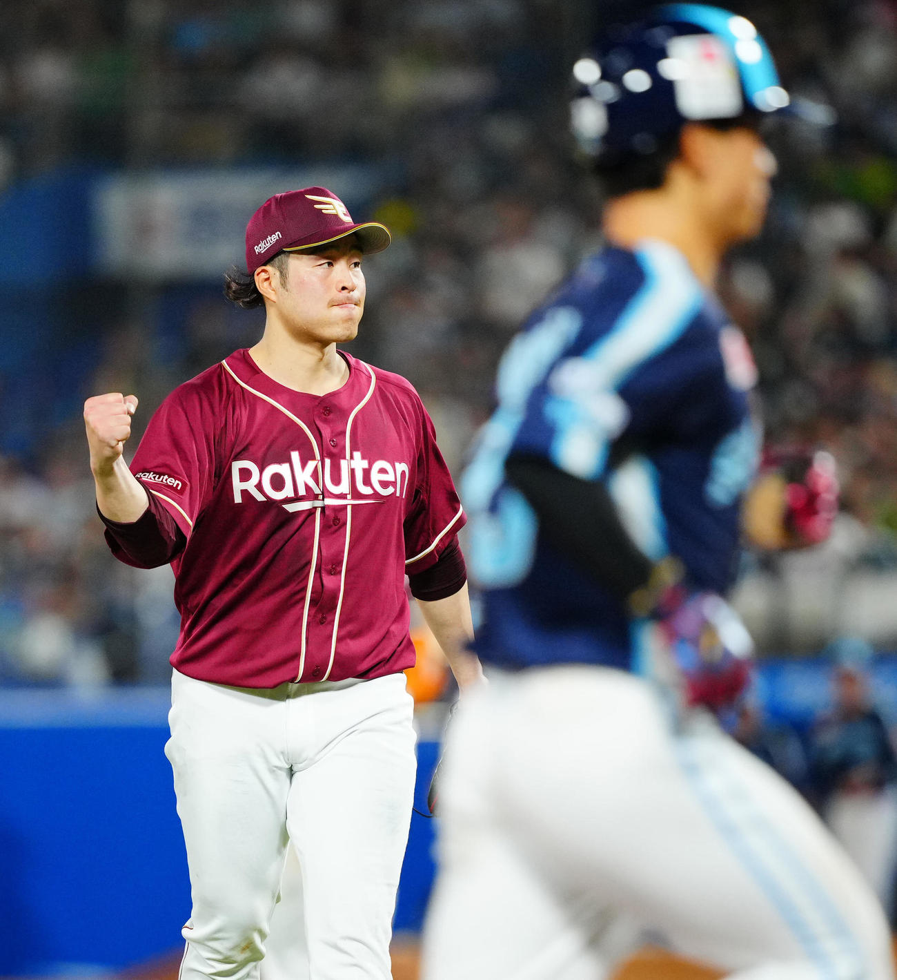 ヤクルト対楽天　6回裏ヤクルト2死一、二塁、伊藤を中飛に仕留め無失点の楽天先発の滝中はガッツポーズ（撮影・垰建太）