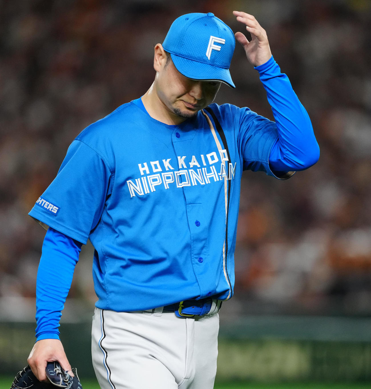 巨人対日本ハム　7回裏途中、交代でベンチに引き揚げる日本ハム2番手の池田（撮影・江口和貴）