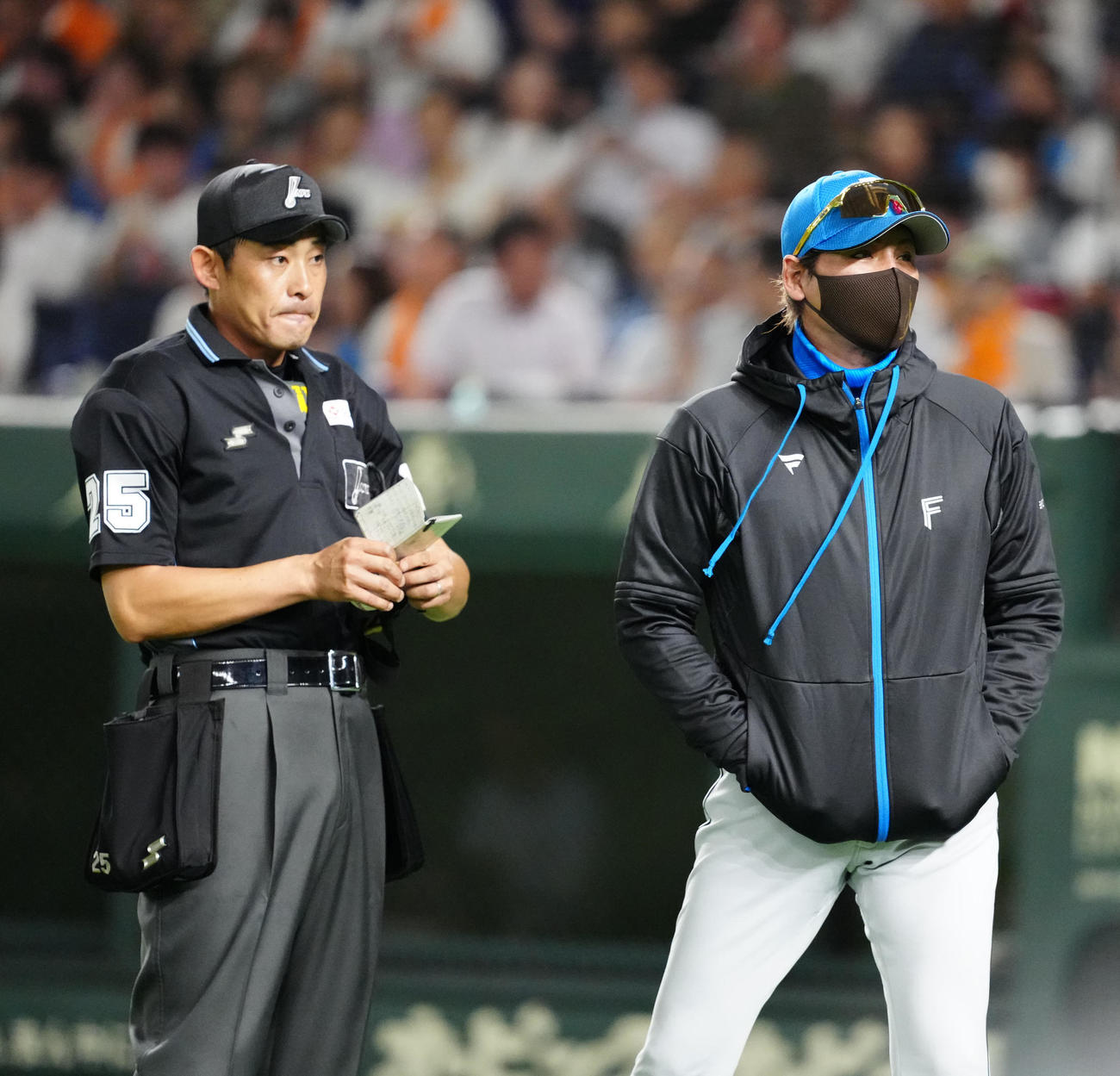巨人対日本ハム　7回裏途中、日本ハム2番手池田の交代を告げた新庄監督（右）（撮影・江口和貴）