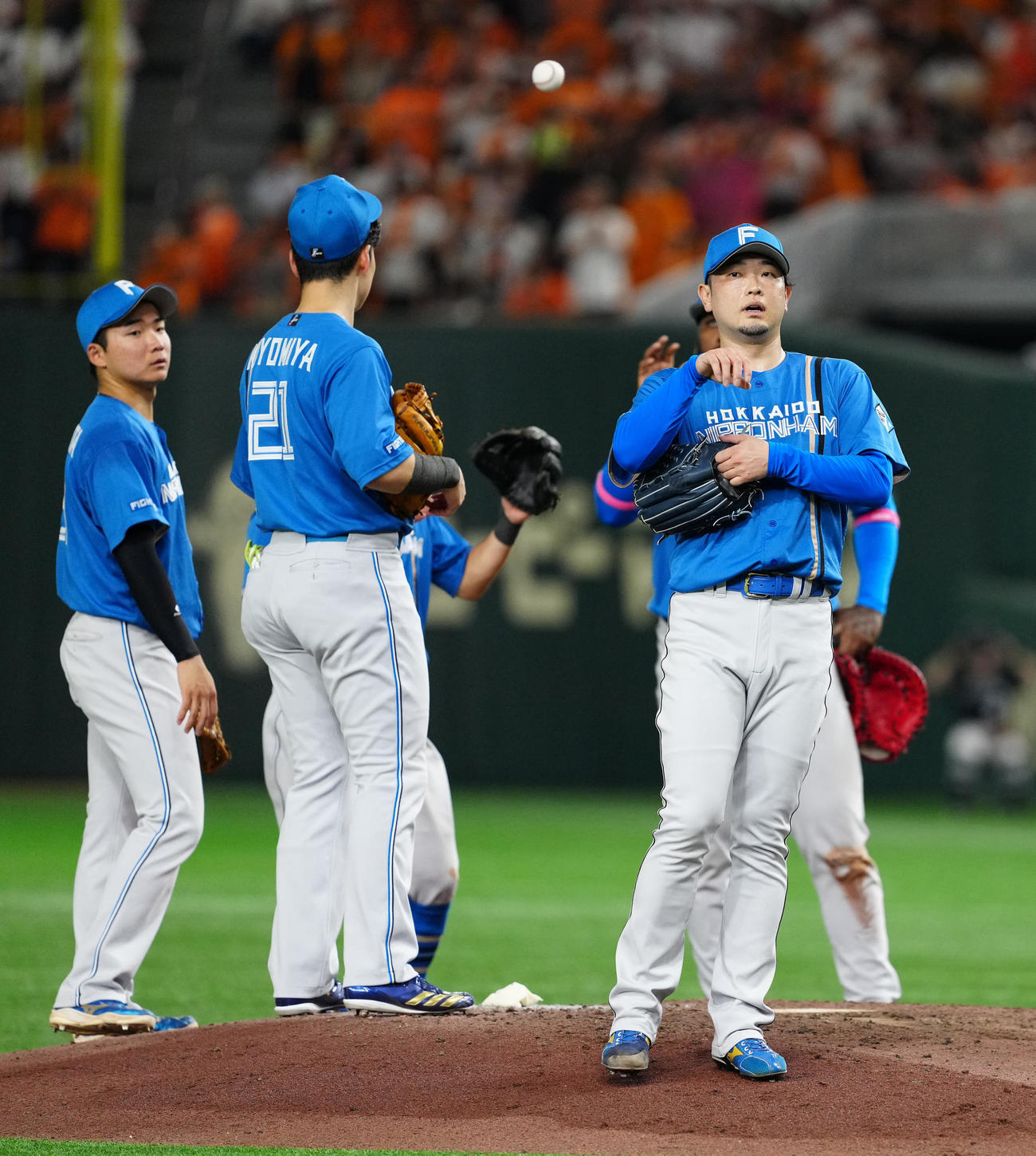 巨人対日本ハム　7回裏途中、交代する日本ハム2番手池田（右）（撮影・江口和貴）