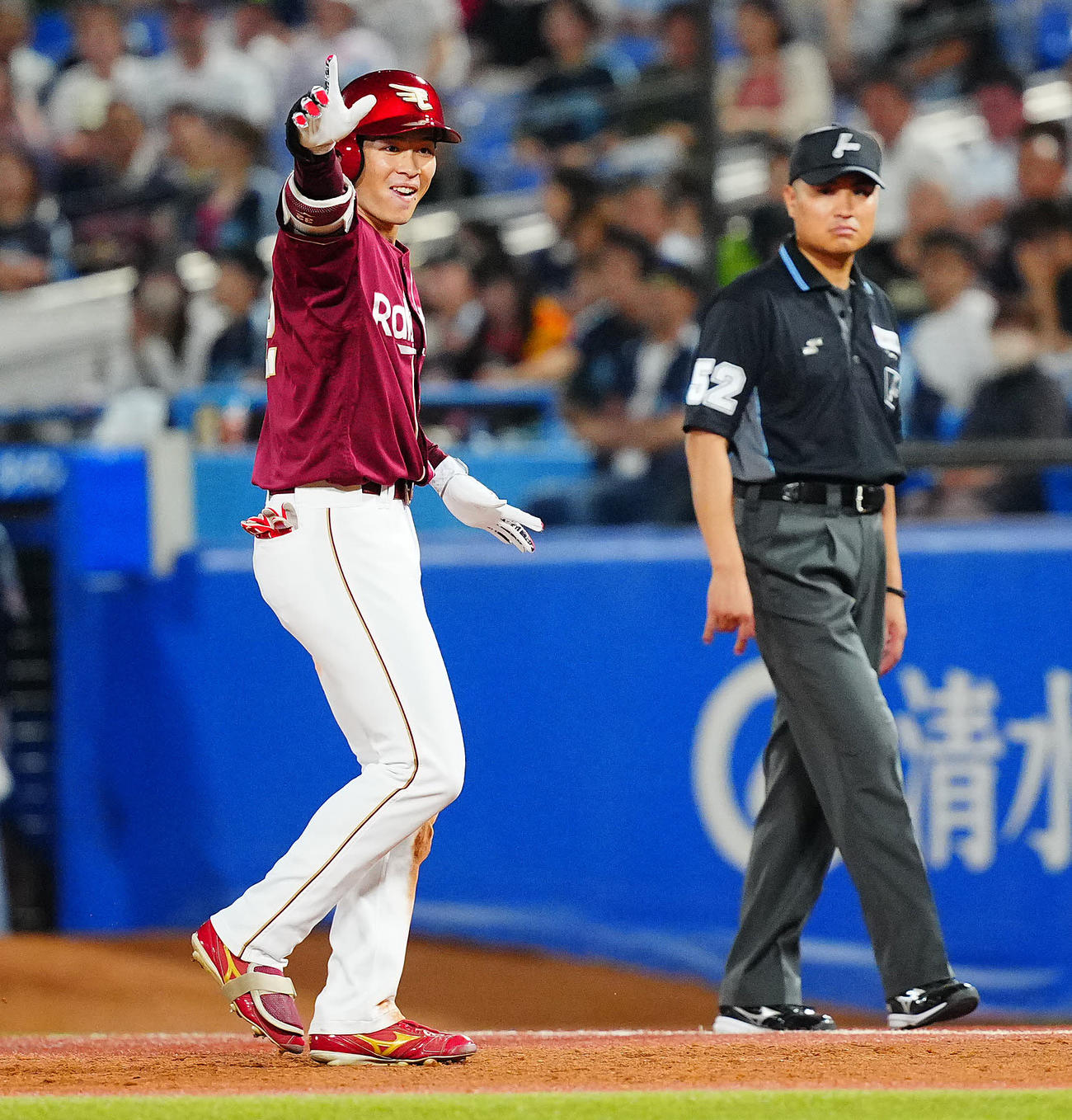 ヤクルト対楽天　5回表楽天2死一、二塁、適時打を放ちポーズを決める中島（撮影・垰建太）