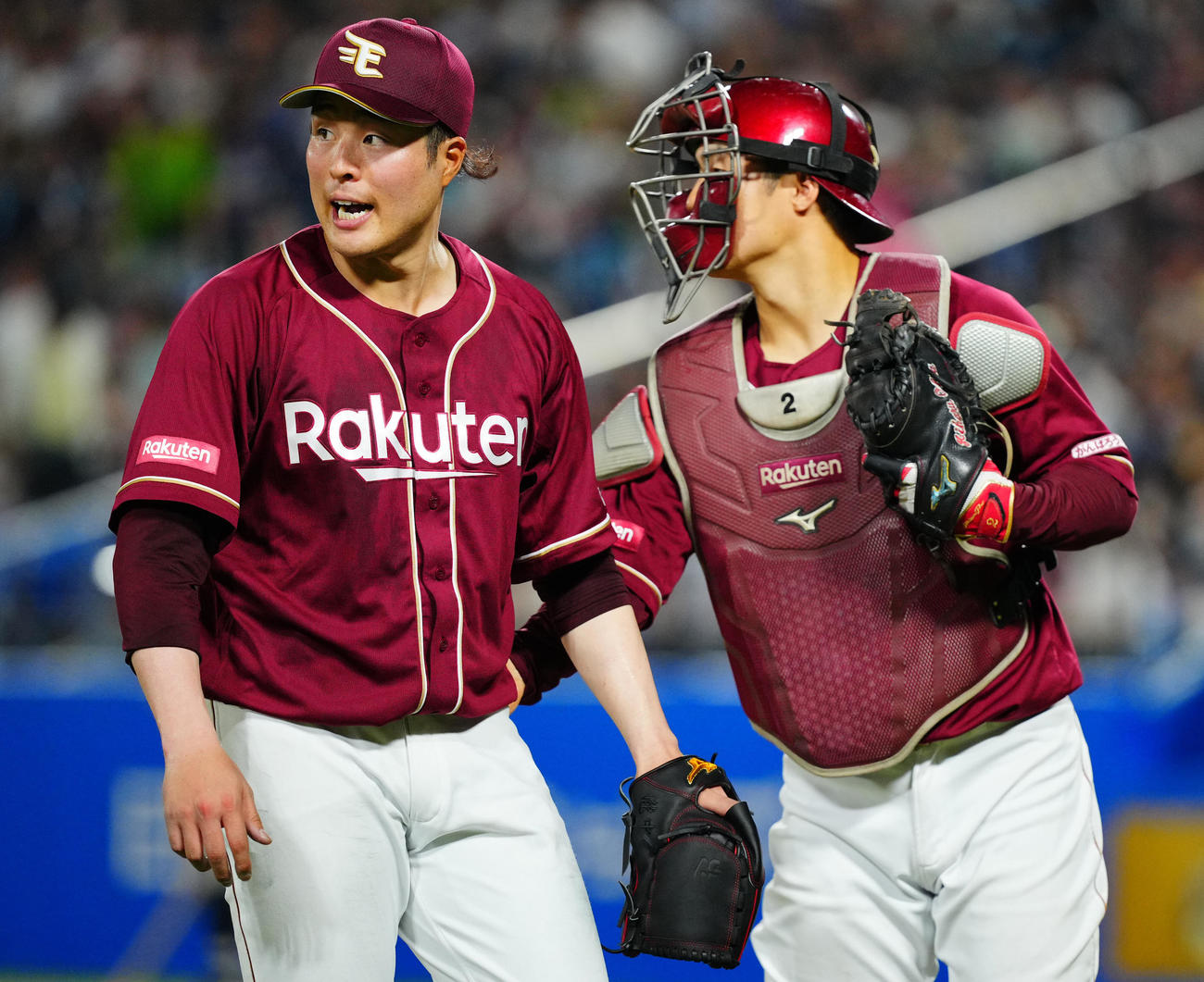 ヤクルト対楽天　6回裏ヤクルトの攻撃を無失点に抑えた楽天滝中（左）は太田とタッチを交わす（撮影・垰建太）