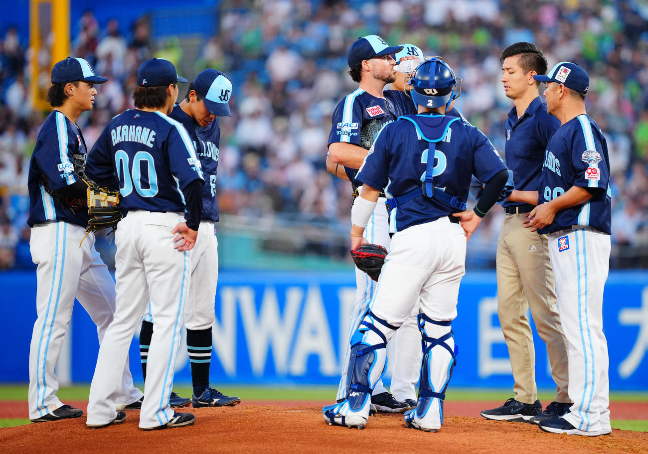 ヤクルト対楽天　3回表楽天2死一、二塁、浅村に先制適時打を許しマウンドで水分補給するランバート（中央）（撮影・垰建太）