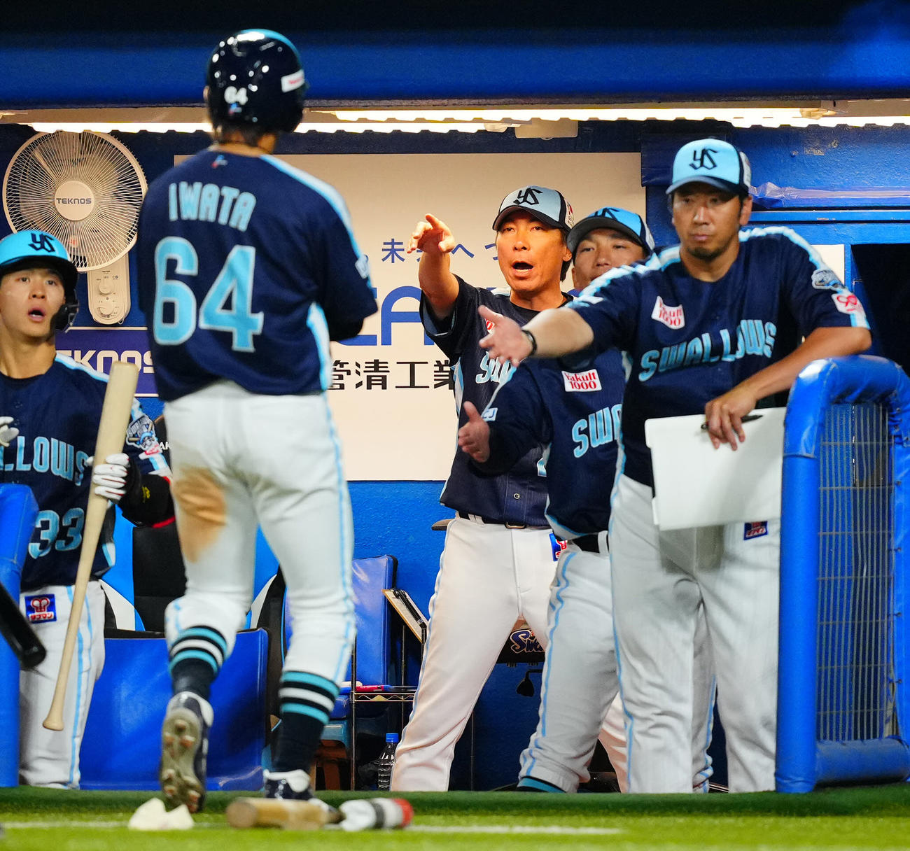 ヤクルト対楽天　5回裏ヤクルト1死三塁、武岡の犠飛で生還した岩田（左）を出迎える高津監督（中央）ら（撮影・垰建太）