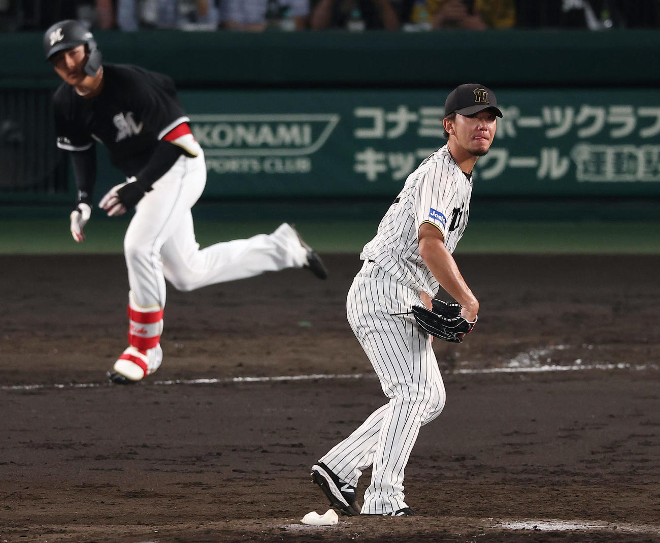 阪神対ロッテ　5回表ロッテ1死一塁、西川に二塁打を許す伊藤将（撮影・前田充）
