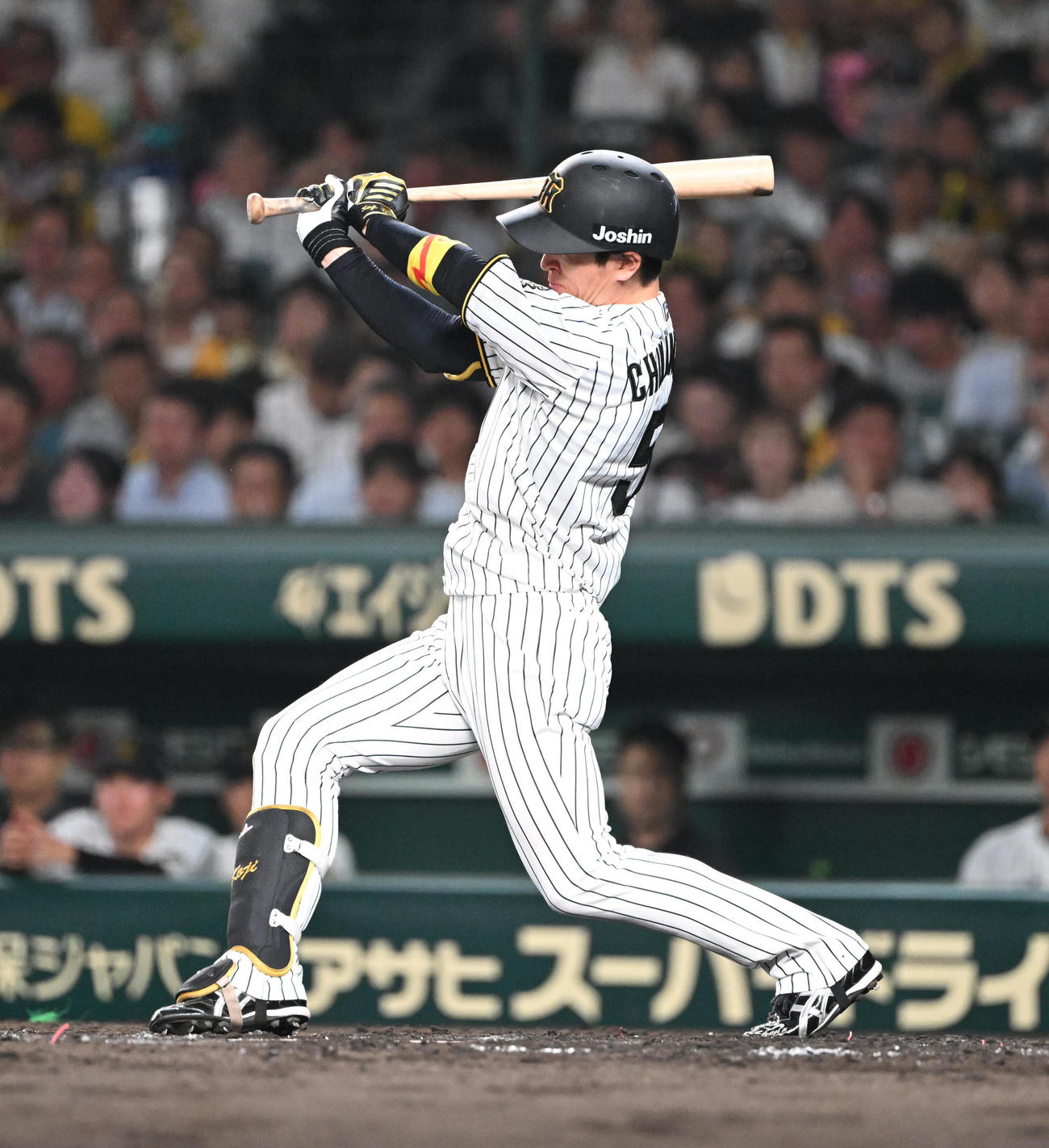 阪神対ロッテ　5回裏阪神無死、右前打を放つ近本（撮影・和賀正仁）