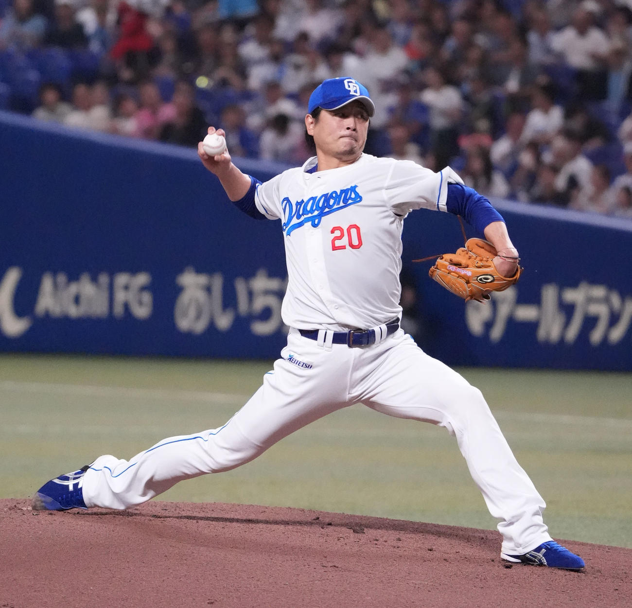 中日対オリックス　1回表、登板する中日先発の涌井（撮影・森本幸一）