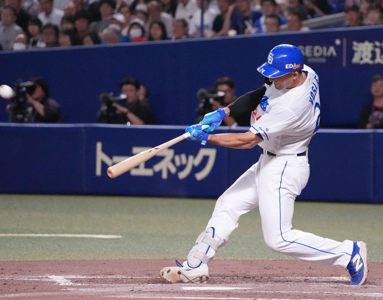 中日対オリックス　4回裏中日無死一、二塁、右中間スタンドへ3点本塁打を放つボスラー（撮影・森本幸一）
