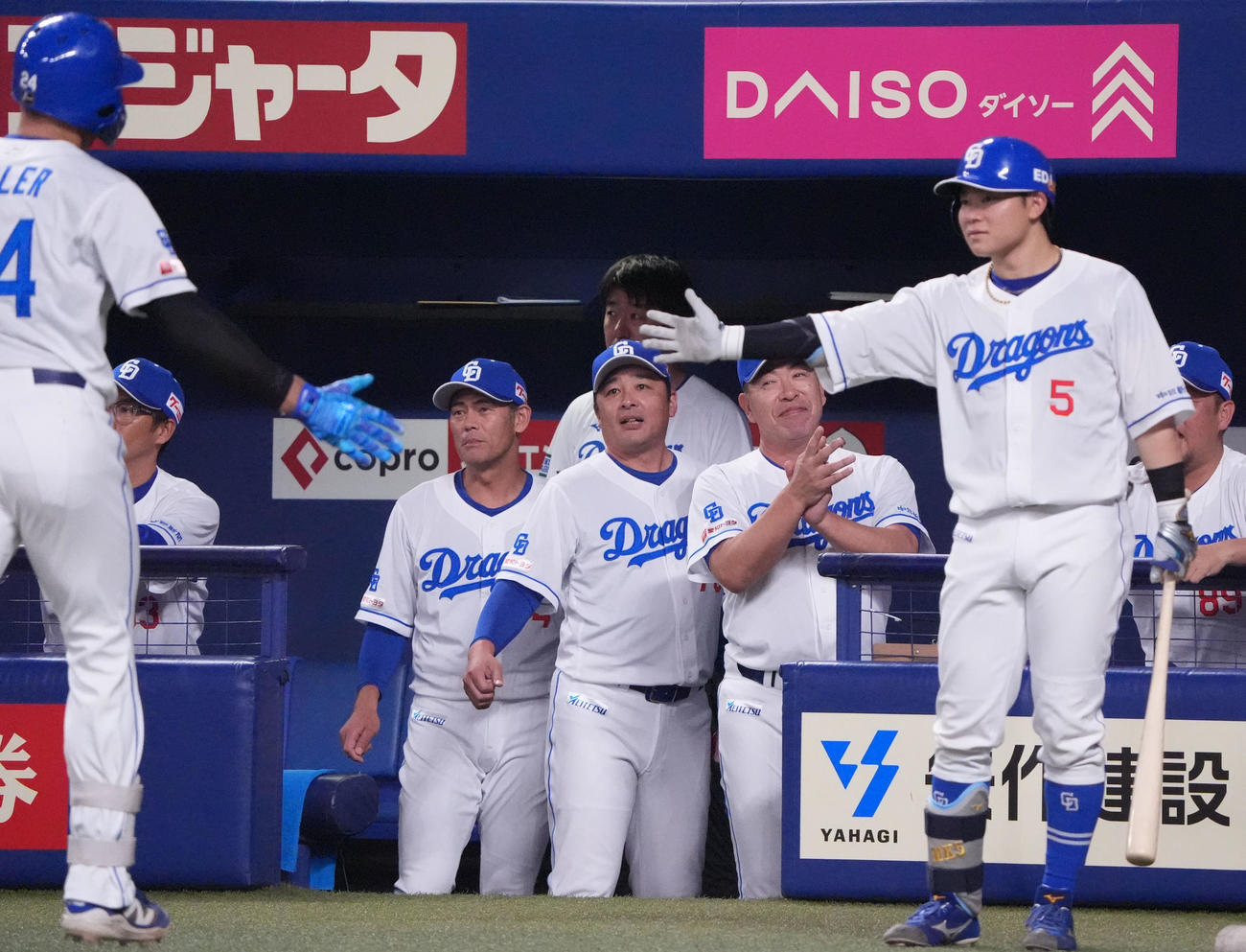 中日対オリックス　4回裏中日無死一、二塁、井上監督（右から3人目）は3点本塁打を放ったボスラーを迎える（撮影・森本幸一）
