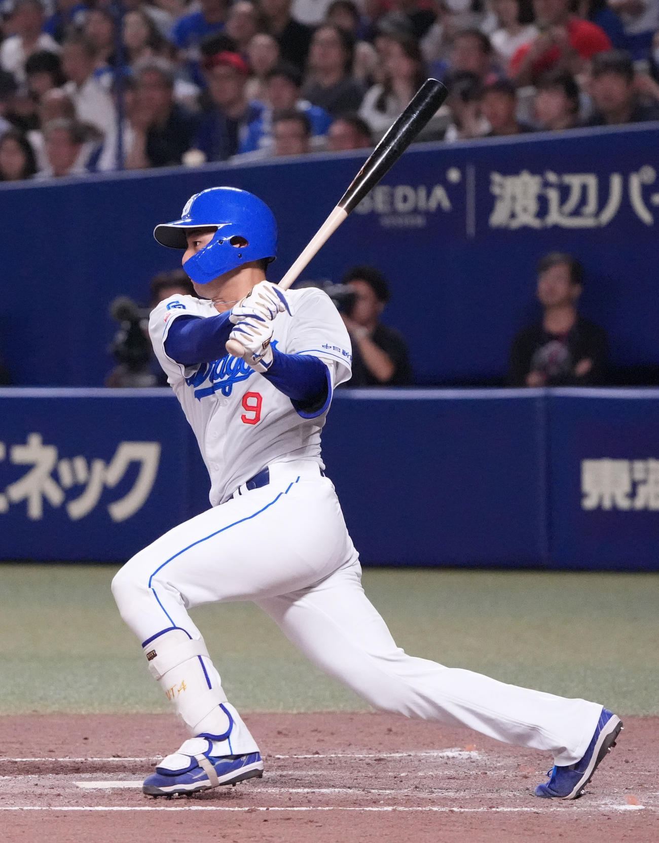 中日対オリックス　4回裏中日無死満塁、左前適時打を放つ石伊（撮影・森本幸一）