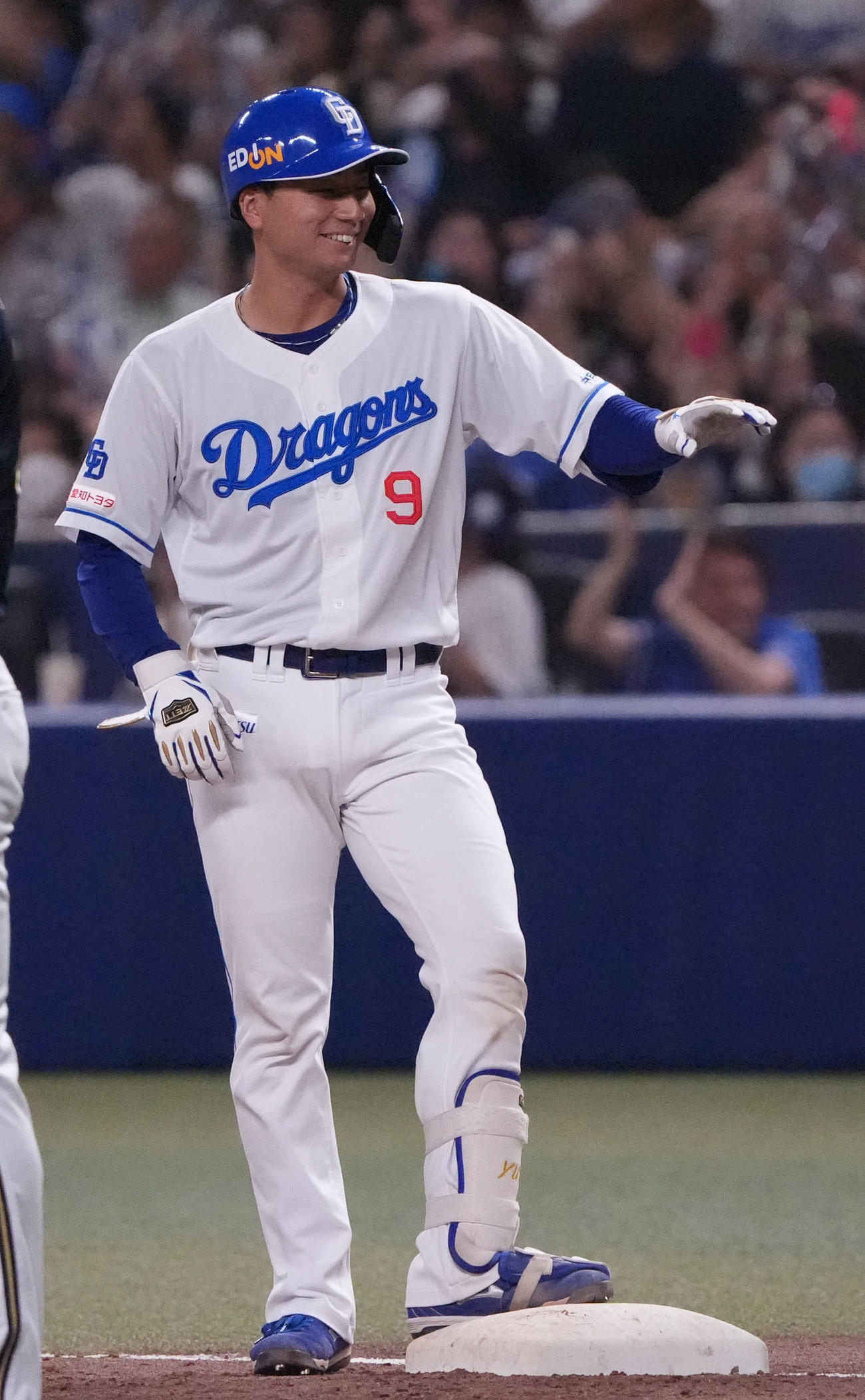 中日対オリックス　4回裏中日無死満塁、左前適時打を放ち明るい表情を見せる石伊（撮影・森本幸一）