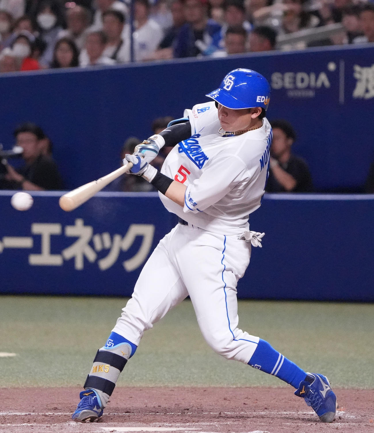 中日対オリックス　5回裏中日1死一、三塁、右前適時打を放つ村松（撮影・森本幸一）