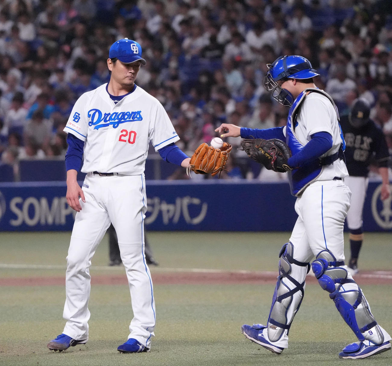 中日対オリックス　4回表オリックス2死一、二塁、石伊（右）からボールを受け取る涌井（撮影・森本幸一）