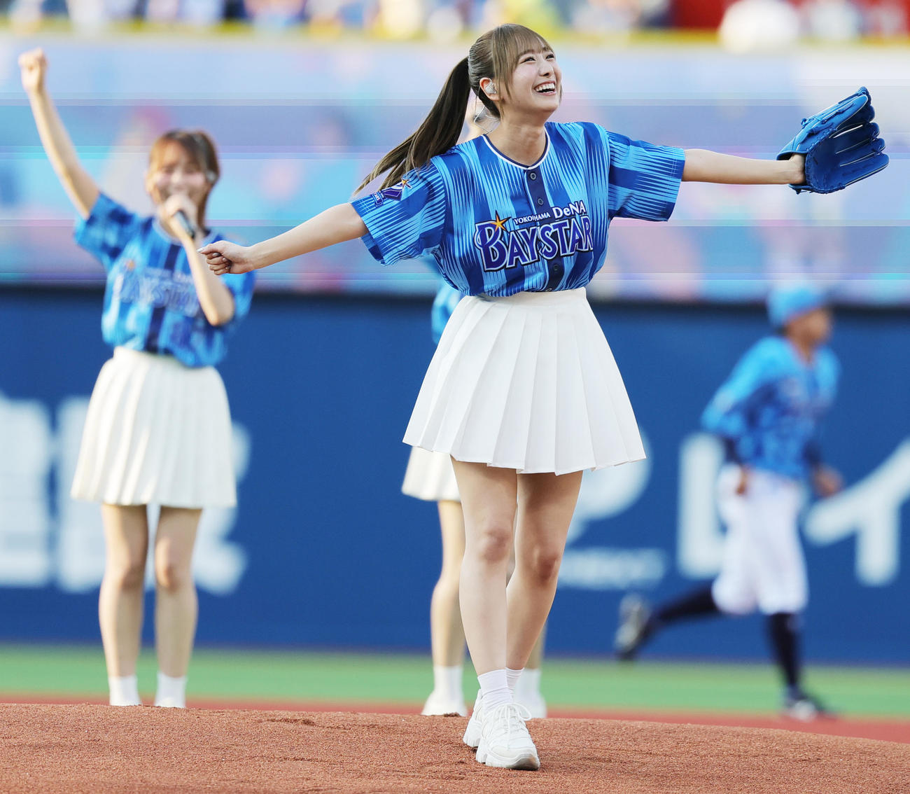 DeNA対西武　セレモニアルピッチを終え笑顔の＝LOVEの瀧脇笙古（撮影・野上伸悟）
